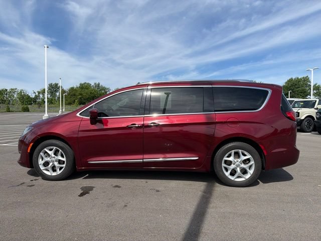Used 2017 Chrysler Pacifica Touring-L Plus w/ Advanced Safetytec Group FWD image 13