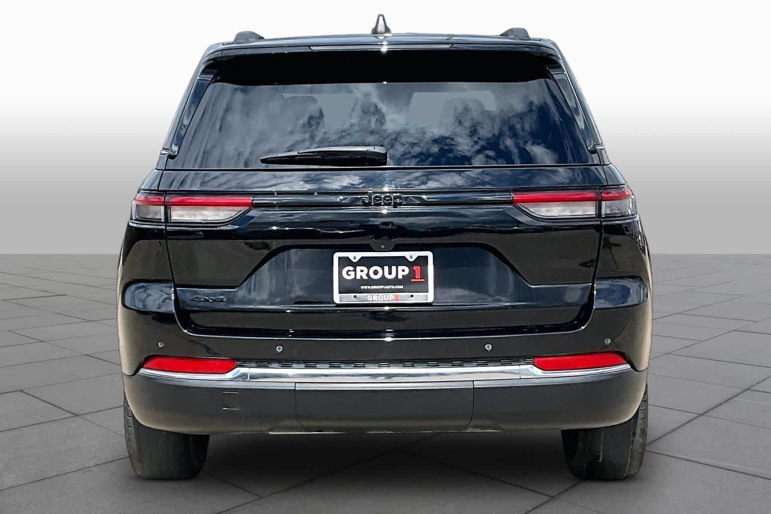 Used 2022 Jeep Grand Cherokee Laredo w/ Luxury Tech Group I AWD/4WD image 5