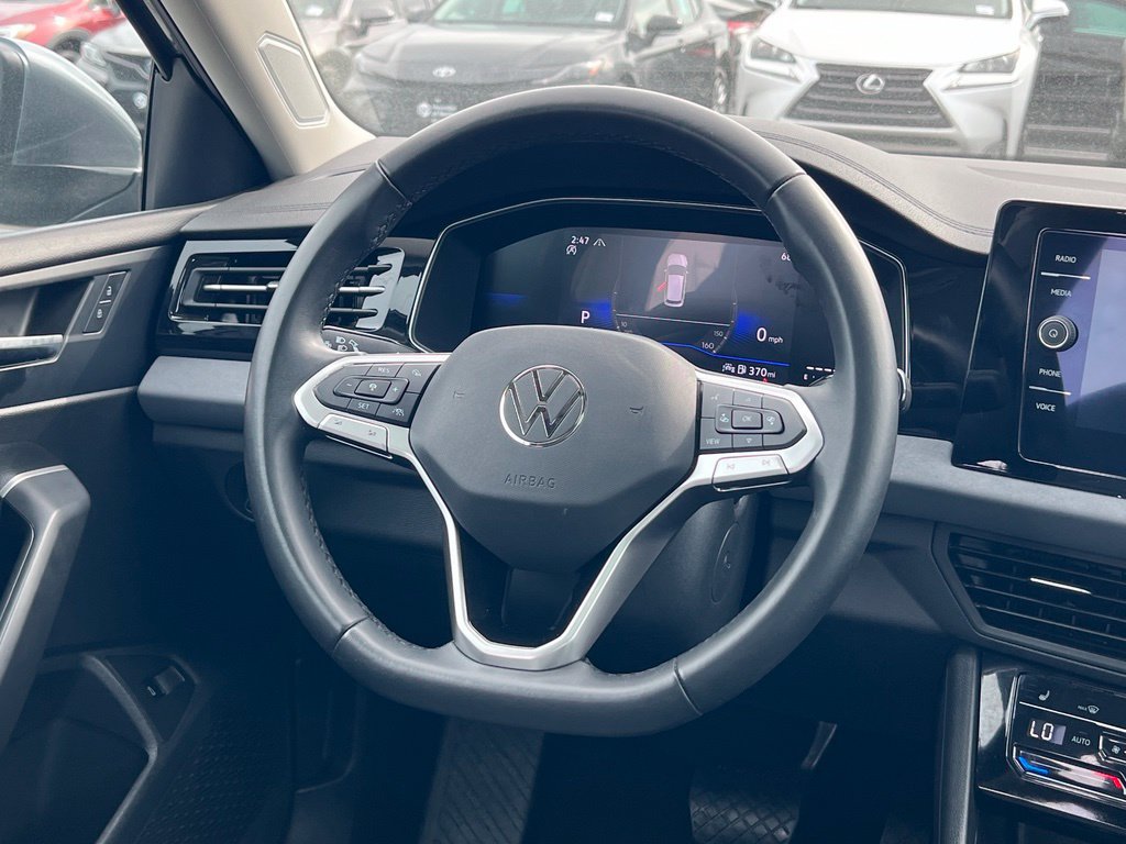 Used 2025 Volkswagen Jetta SE FWD image 12
