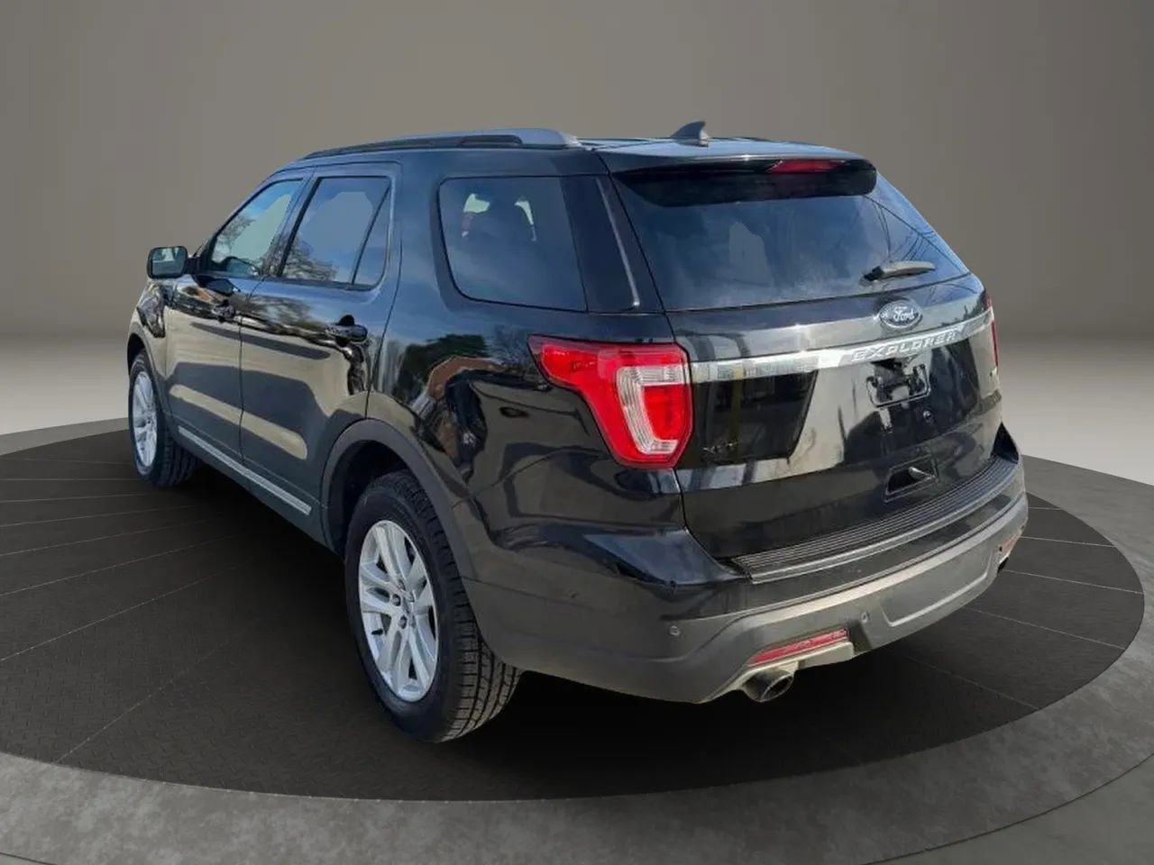 Used 2018 Ford Explorer XLT AWD/4WD image 18