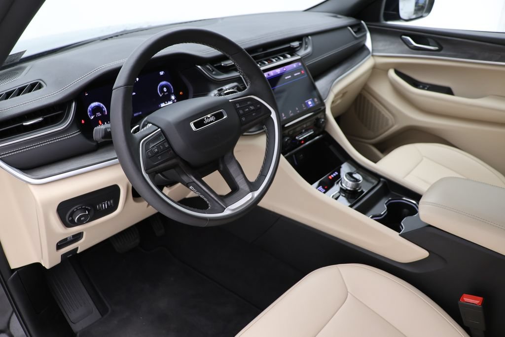 Used 2025 Jeep Grand Cherokee Limited AWD/4WD image 14