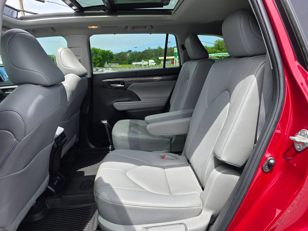Used 2023 Toyota Highlander Platinum FWD image 32