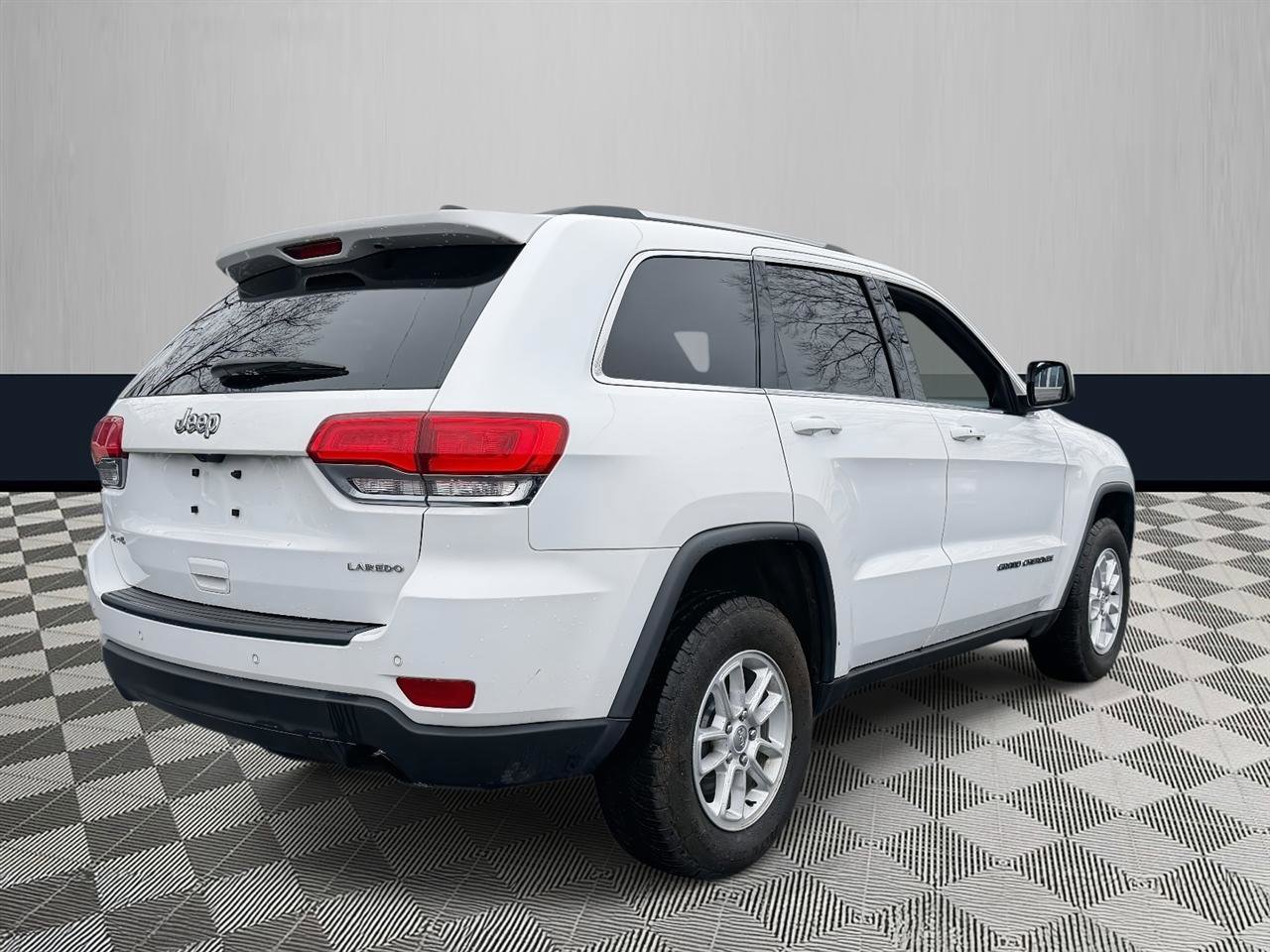 Used 2019 Jeep Grand Cherokee Laredo image 5