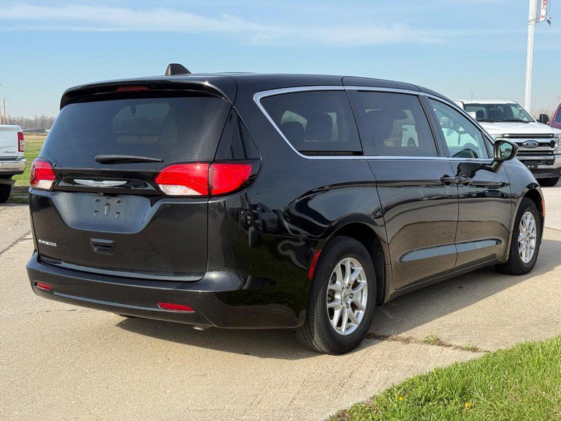 Used 2023 Chrysler Voyager LX image 5