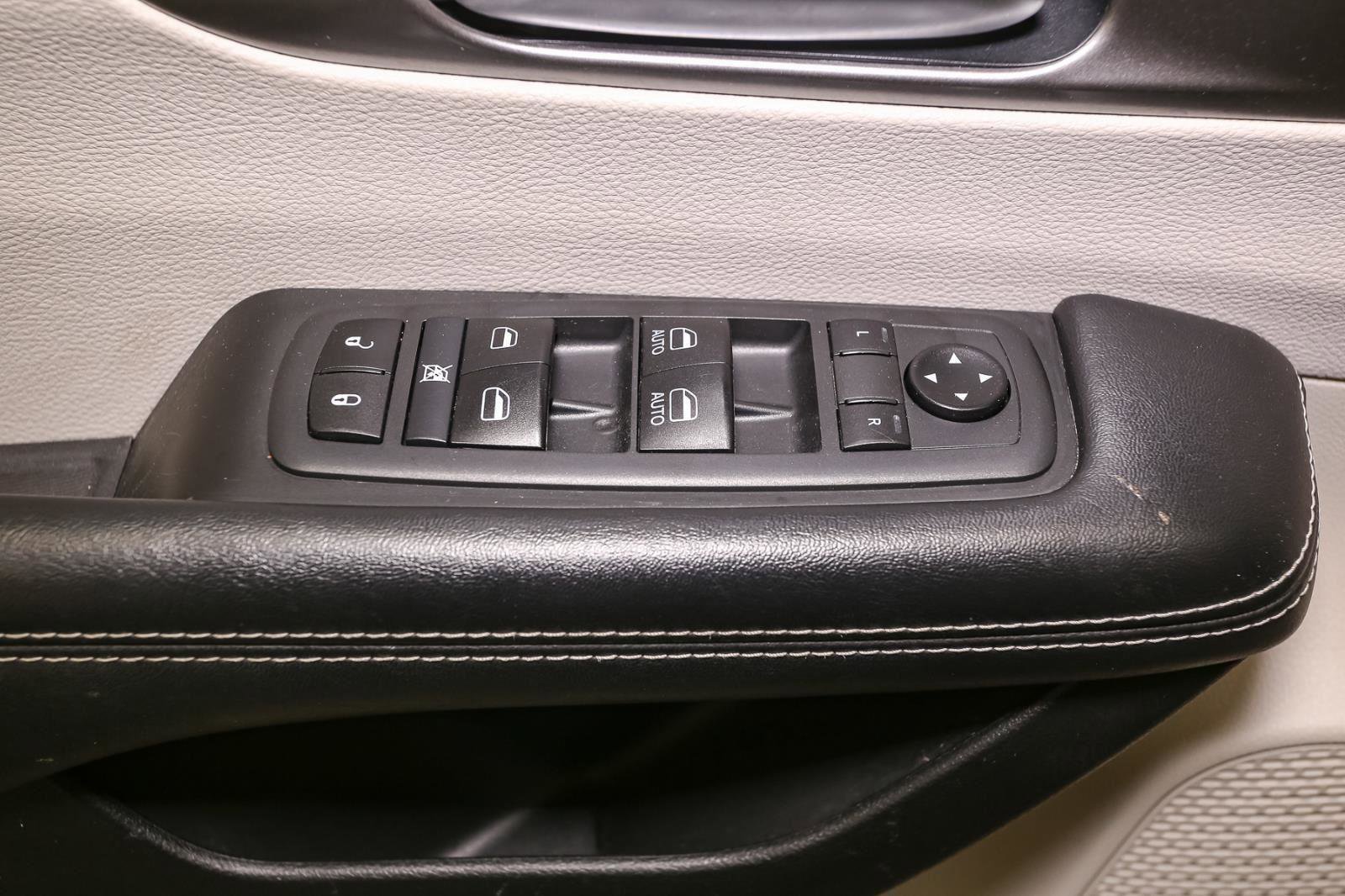 Used 2021 Chrysler Pacifica Touring-L image 39