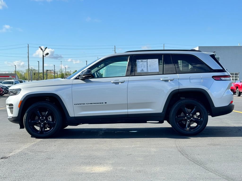 Used 2024 Jeep Grand Cherokee Altitude image 4