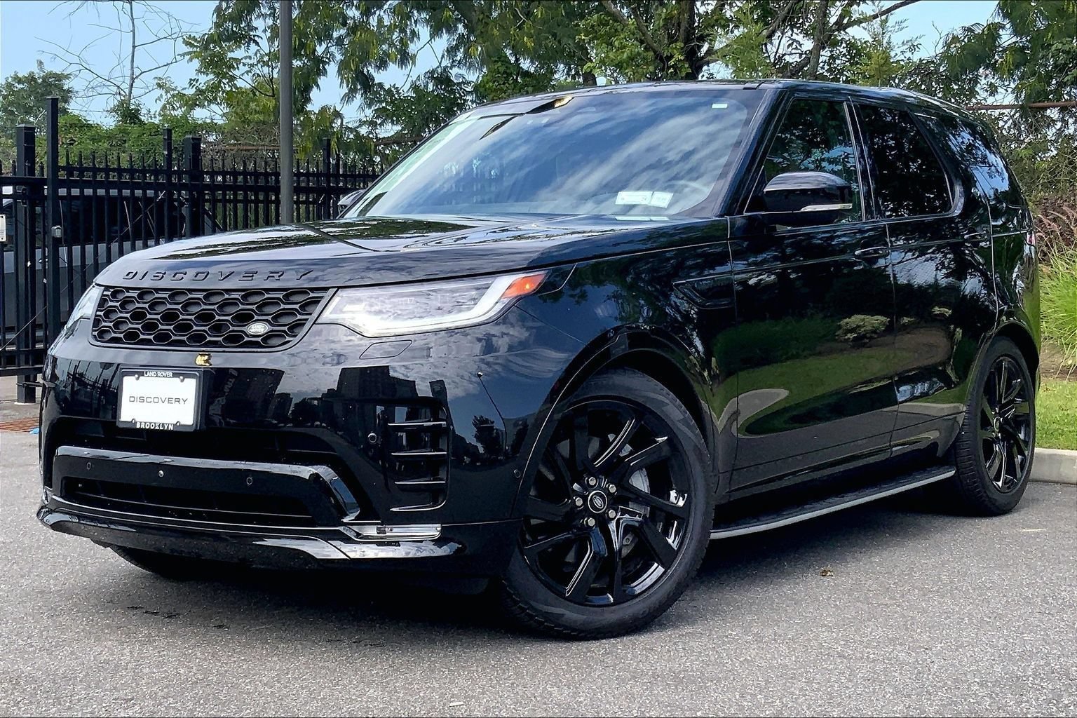 Certified 2025 Land Rover Discovery Dynamic SE AWD/4WD image 1