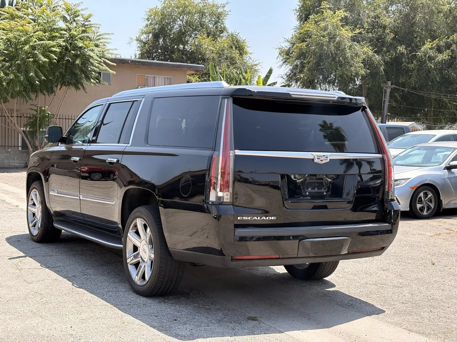 Used 2019 Cadillac Escalade ESV Luxury RWD image 2