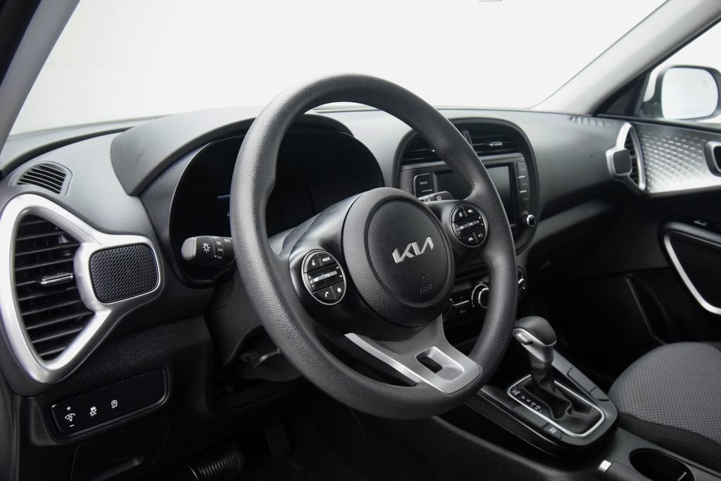 Used 2025 Kia Soul LX w/ LX Technology Package FWD image 14