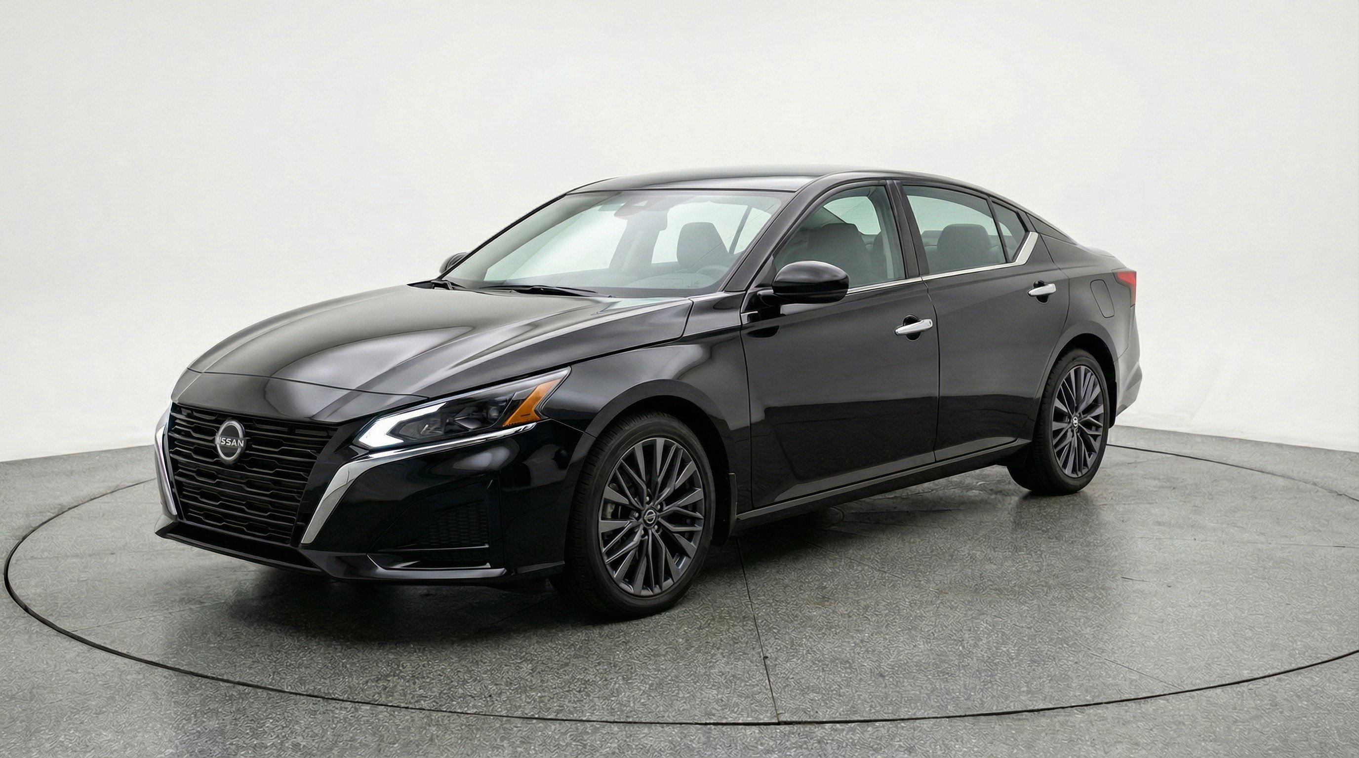 Used 2025 Nissan Altima 2.5 SV image 3