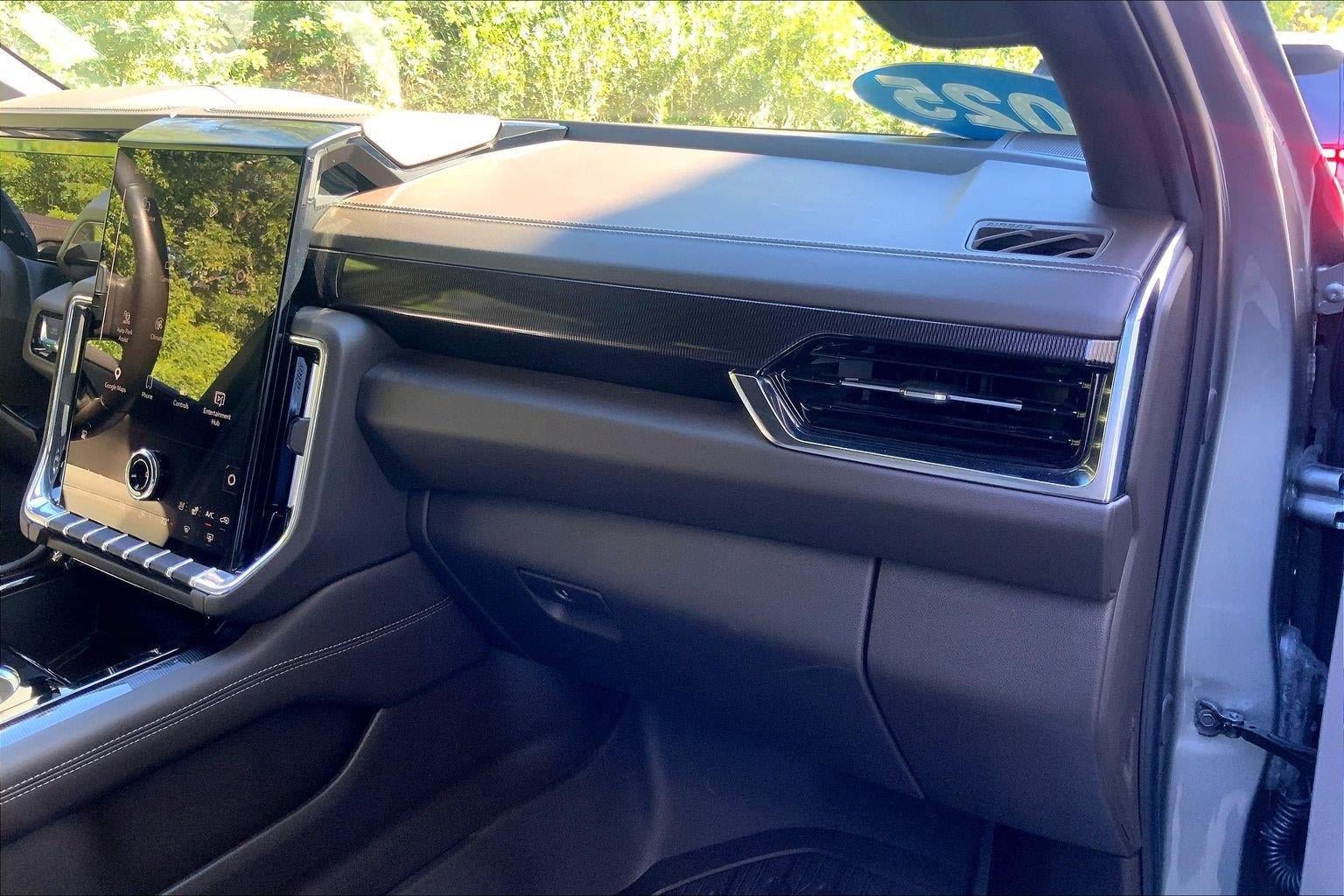 Used 2025 GMC Yukon Elevation w/ Elevation Premium Package AWD/4WD image 17