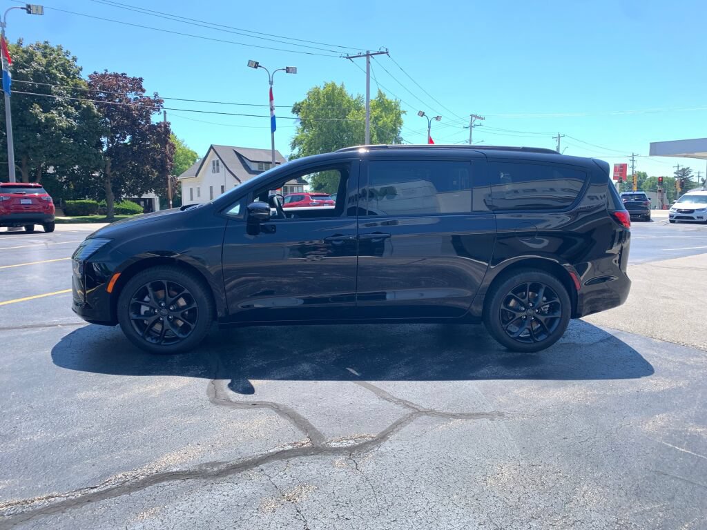 New 2027 Chrysler Pacifica Limited AWD/4WD image 4