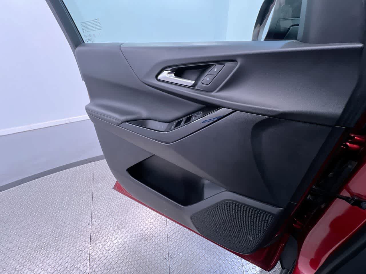 Used 2025 Chevrolet Equinox LT w/ Safety and Technology Package FWD image 32