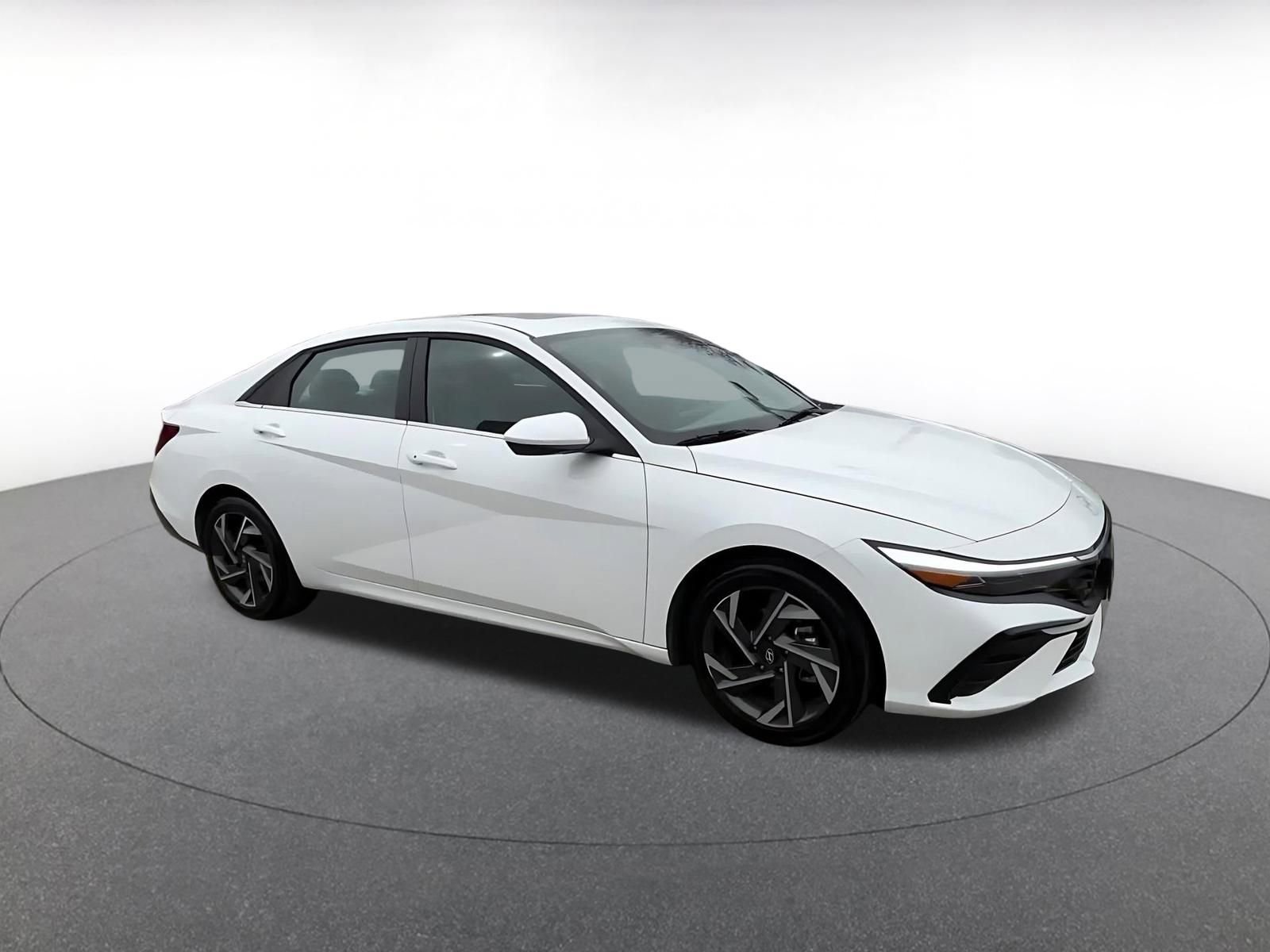 Used 2025 Hyundai Elantra SEL image 2