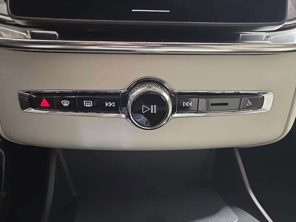 New 2026 Volvo XC90 B6 Ultra w/ Protection Package image 17