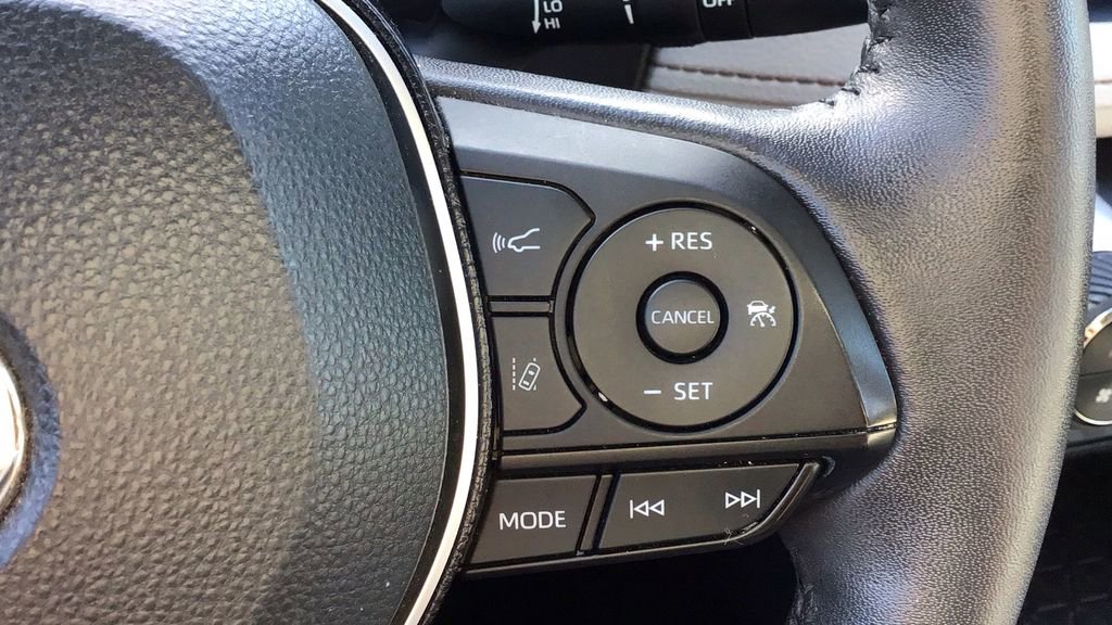 Used 2022 Toyota RAV4 XLE Premium image 24