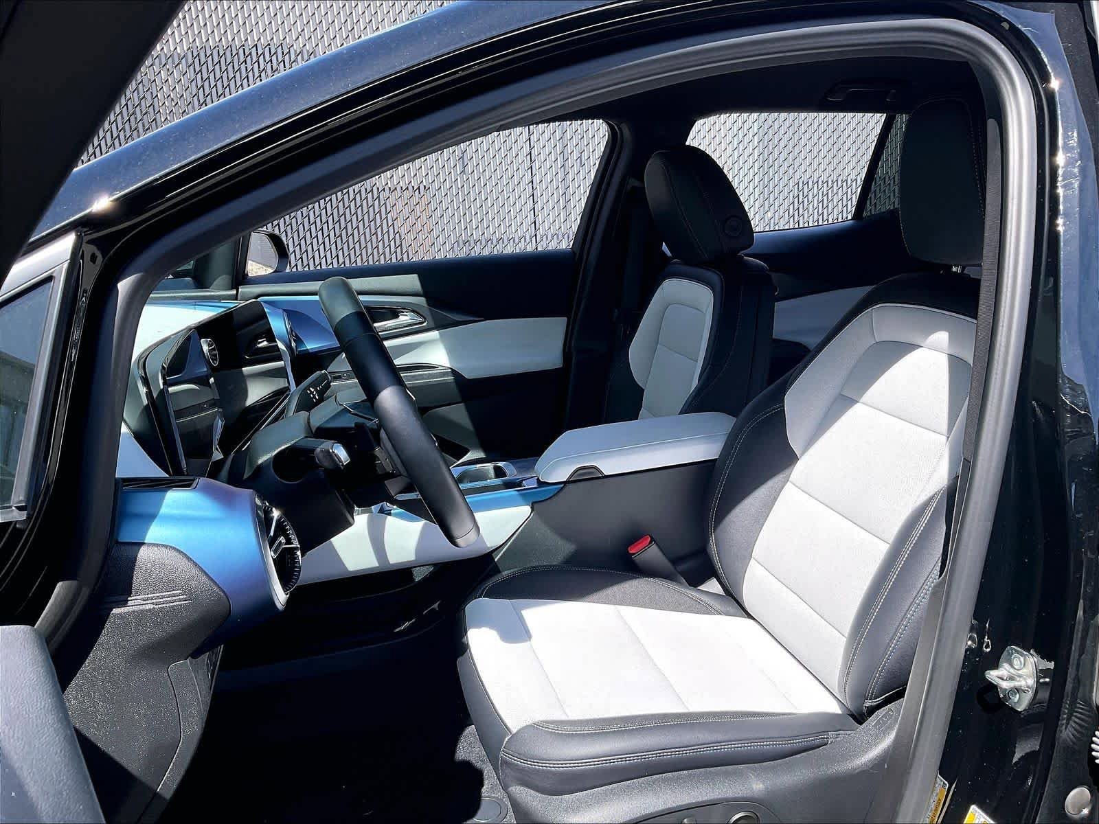 Used 2025 Chevrolet Equinox EV LT FWD image 10