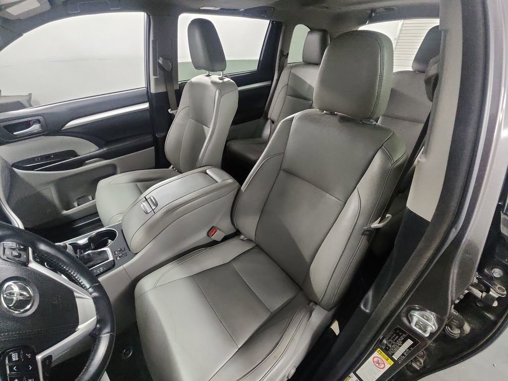 Used 2017 Toyota Highlander XLE image 19