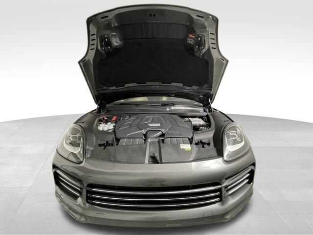 Used 2023 Porsche Cayenne w/ Premium Package image 13