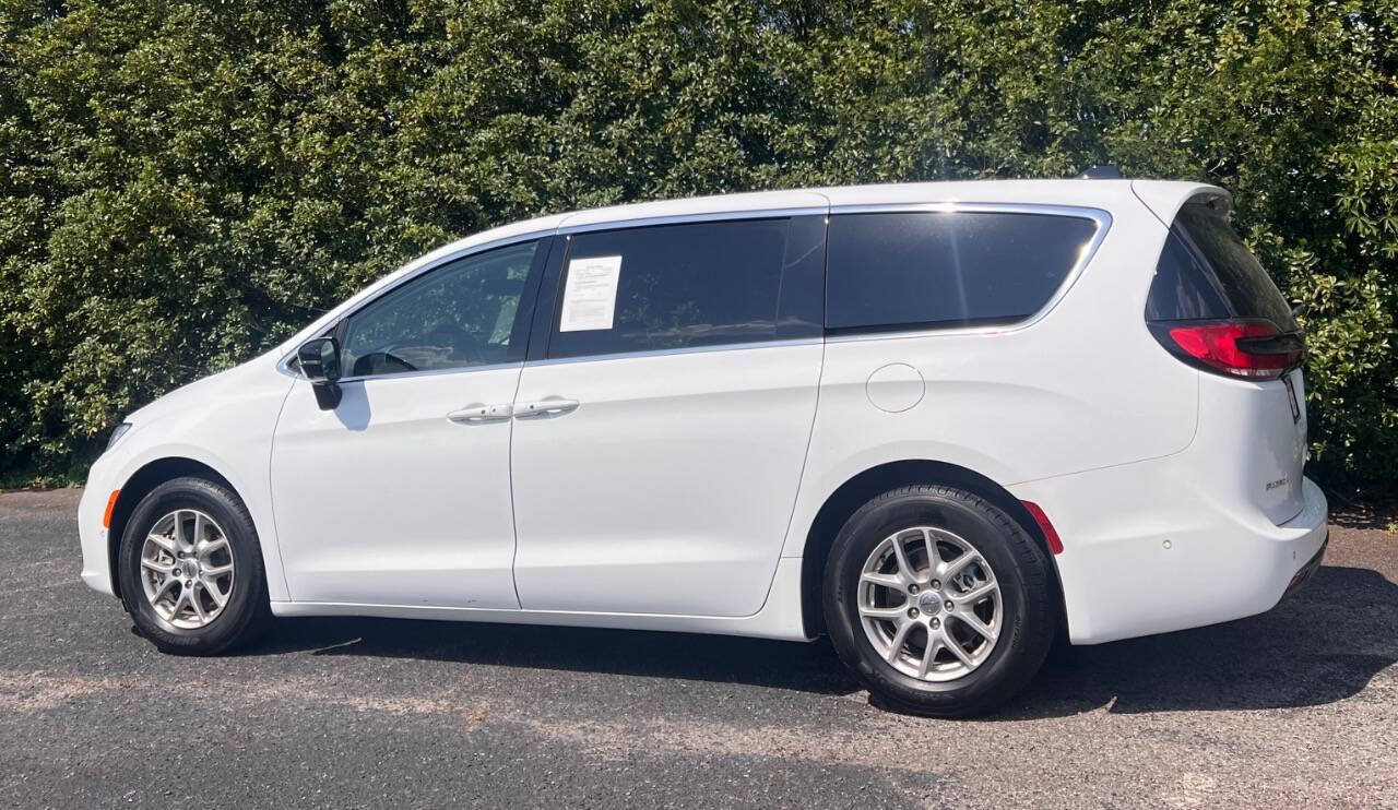 Used 2024 Chrysler Pacifica Touring-L FWD image 5