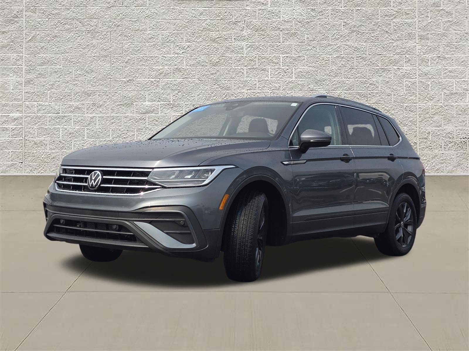 Certified 2023 Volkswagen Tiguan SE w/ Panoramic Sunroof Package AWD/4WD image 3