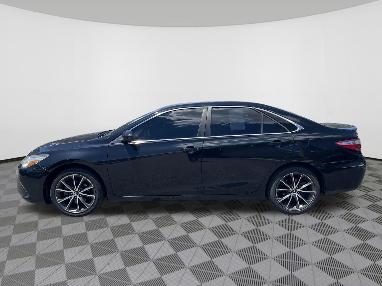 Used 2017 Toyota Camry XSE w/ Moonroof Package FWD image 4
