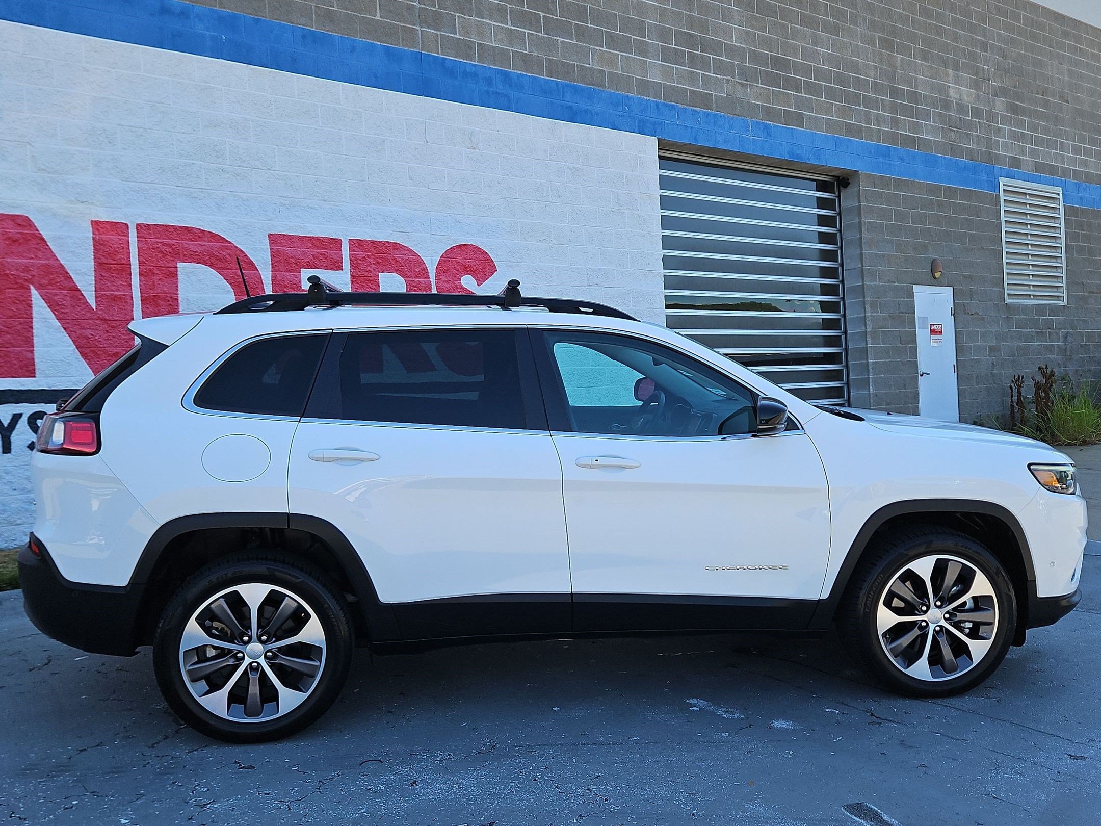 Used 2022 Jeep Cherokee Limited w/ Elite Package AWD/4WD image 8