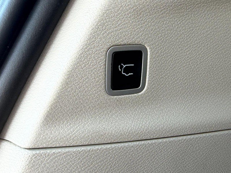 Used 2023 Chrysler Pacifica Touring-L FWD image 14