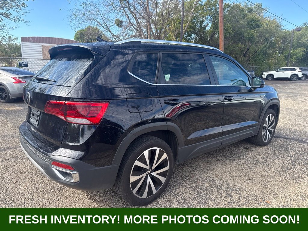 Used 2024 Volkswagen Taos SE FWD image 2
