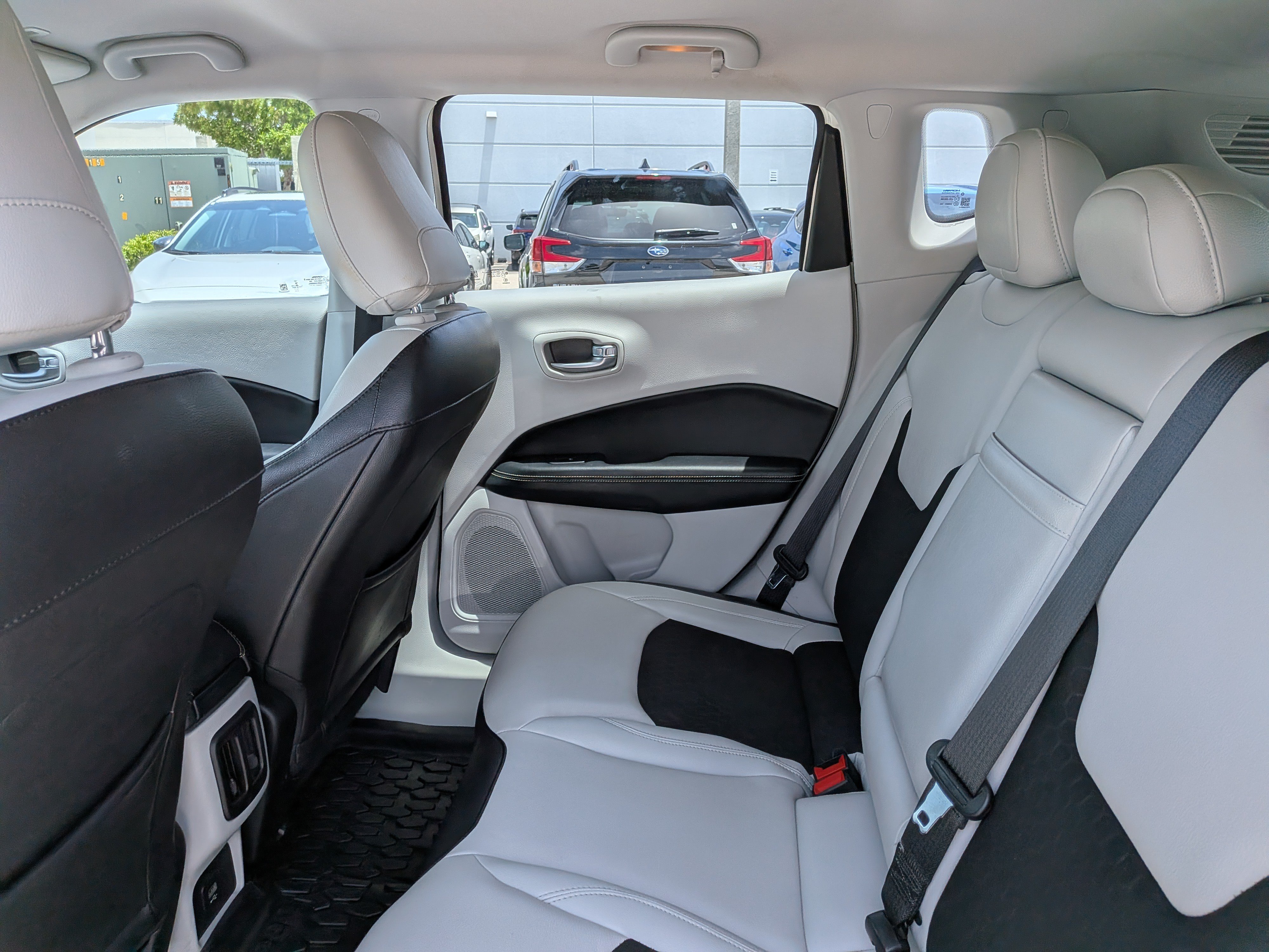 Used 2018 Jeep Compass Latitude FWD image 14