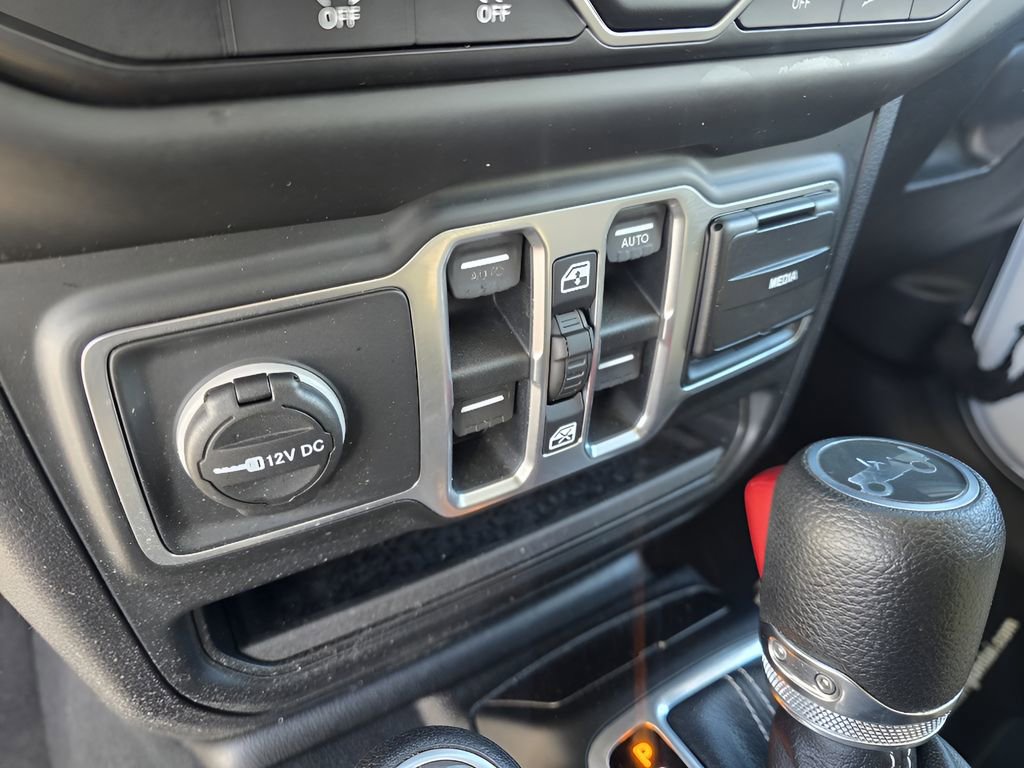 Used 2018 Jeep Wrangler Unlimited Sahara w/ Cold Weather Group image 21