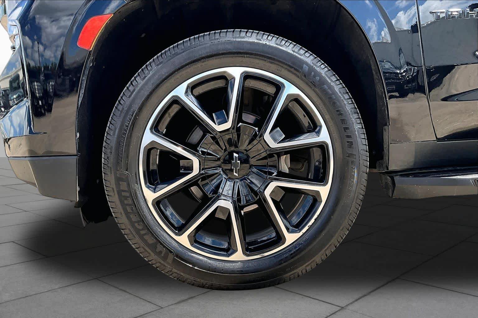 Used 2021 Chevrolet Tahoe RST w/ Luxury Package AWD/4WD image 11