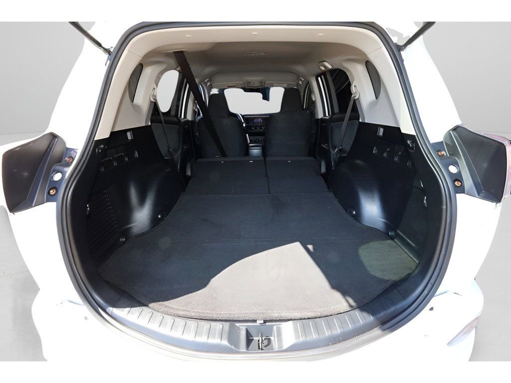 Used 2018 Toyota RAV4 LE image 15