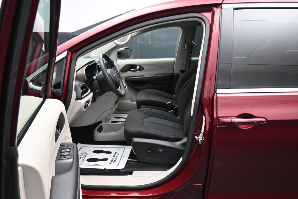 Used 2023 Chrysler Voyager LX FWD image 9