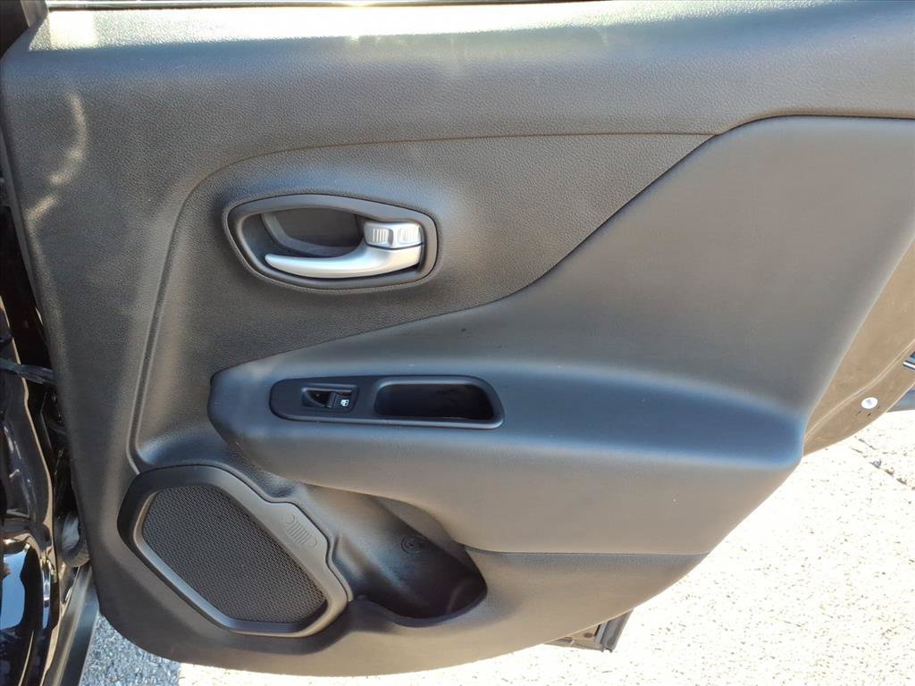 Used 2023 Jeep Renegade Latitude AWD/4WD image 17