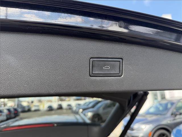 Certified 2022 Volkswagen Tiguan SE w/ Panoramic Sunroof Package AWD/4WD image 11