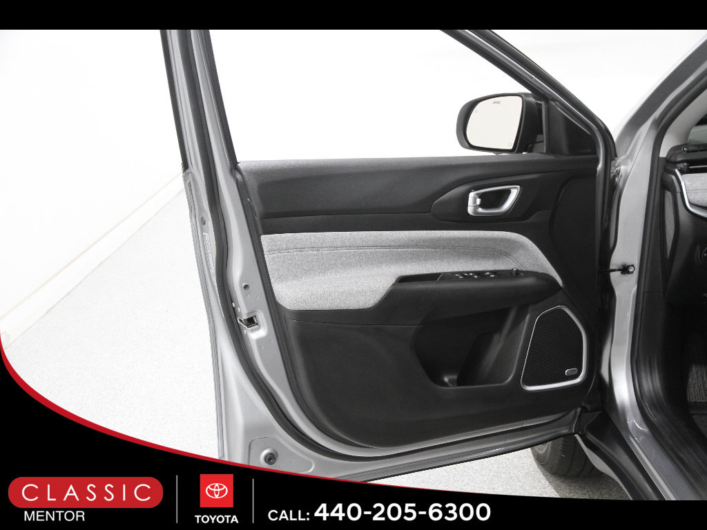 Used 2022 Jeep Compass Latitude w/ Sun and Sound Group AWD/4WD image 4