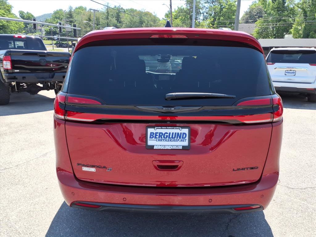 Used 2025 Chrysler Pacifica Limited FWD image 5