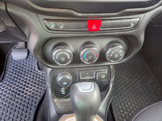 Used 2016 Jeep Renegade Latitude w/ Cold Weather Group AWD/4WD image 8