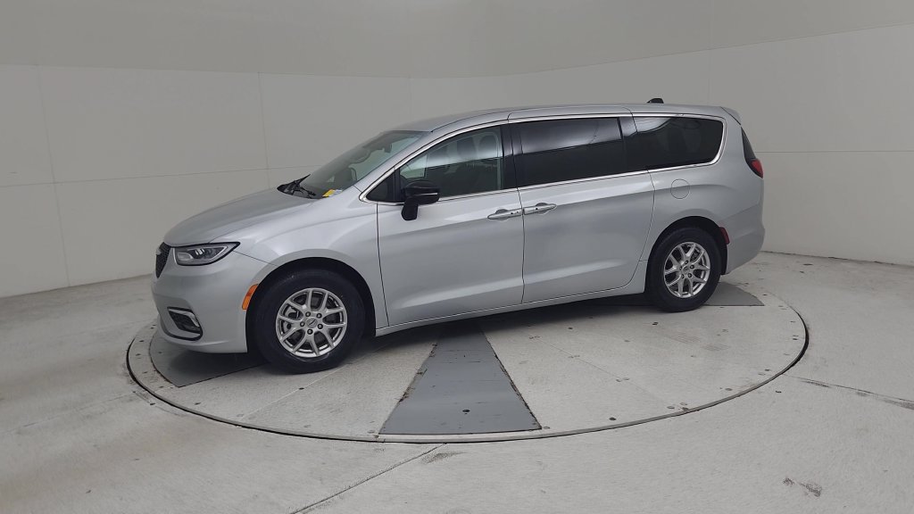 Certified 2024 Chrysler Pacifica Touring-L FWD image 10