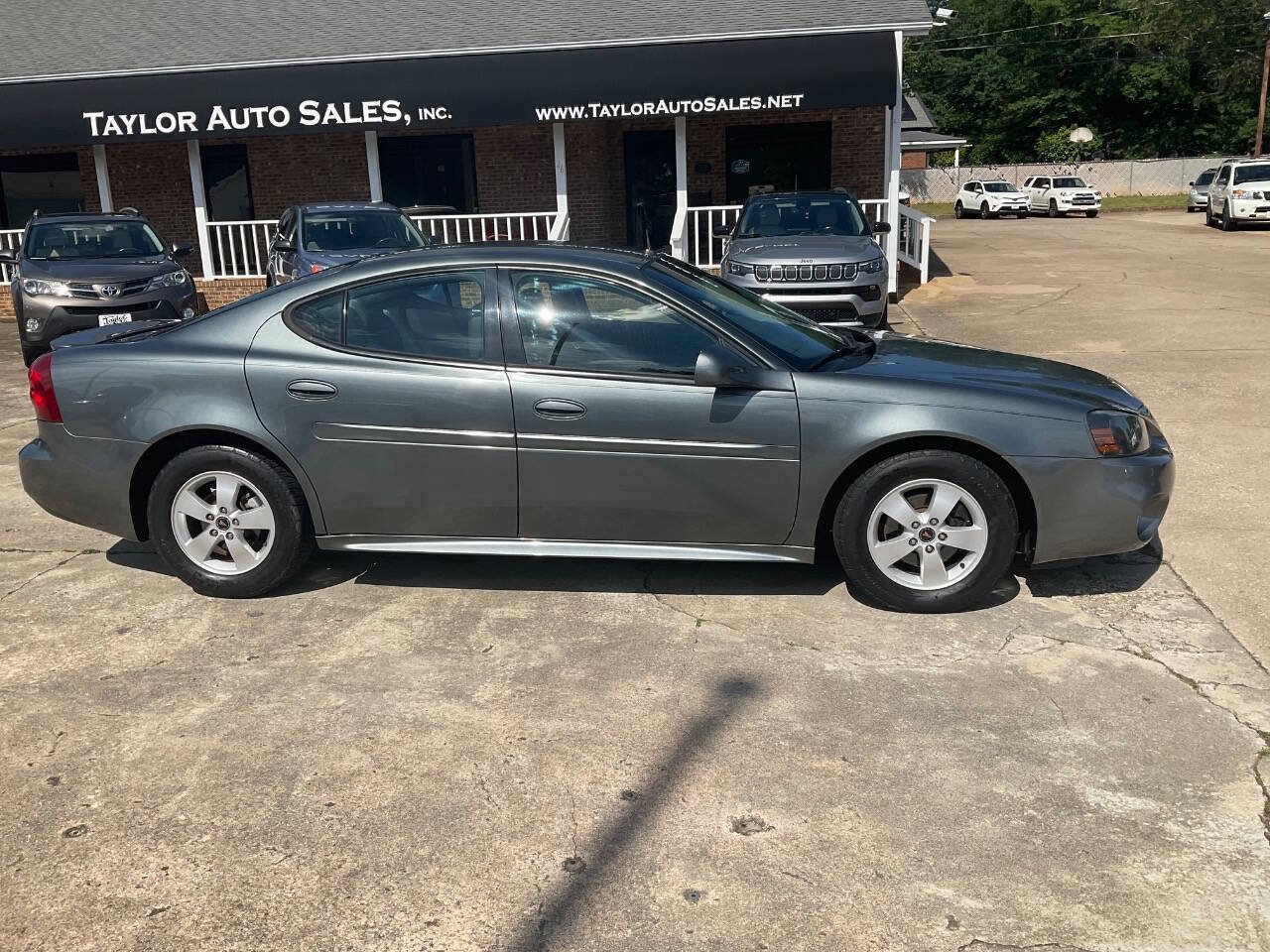 Used 2005 Pontiac Grand Prix GT w/ Leather Trim Package FWD image 2