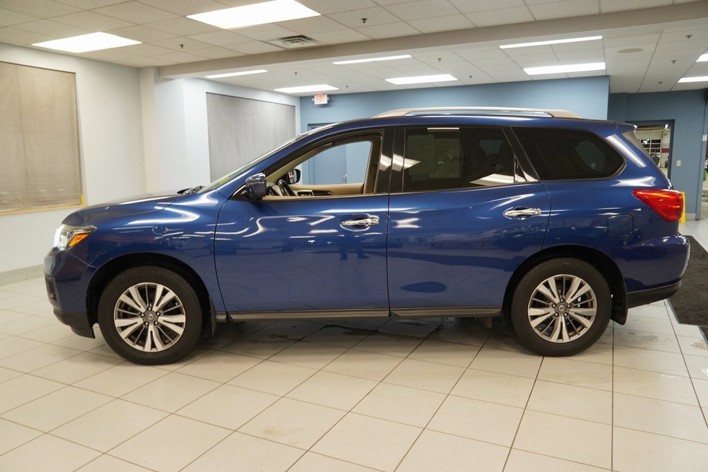 Used 2019 Nissan Pathfinder SV image 2