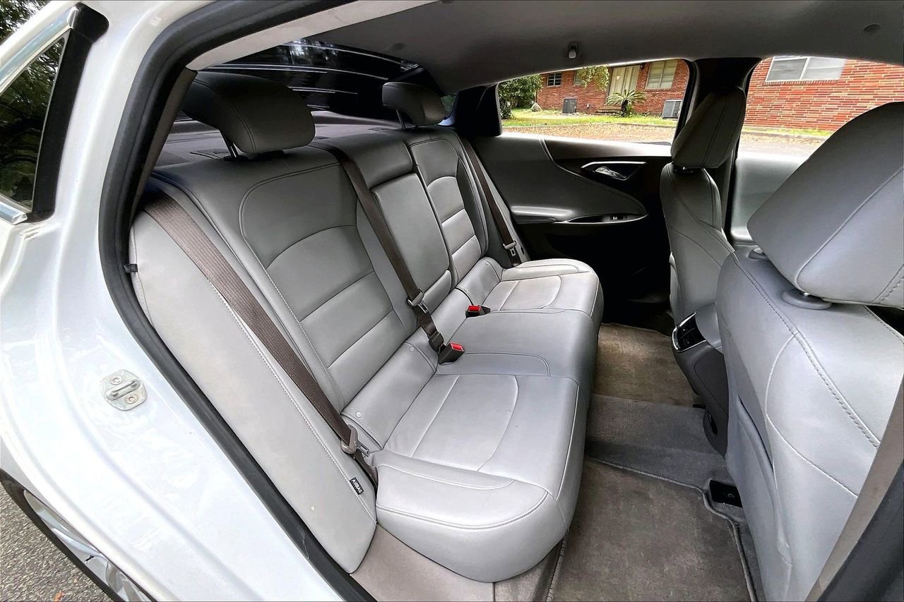 Used 2018 Chevrolet Malibu LT w/ Leather Package FWD image 21