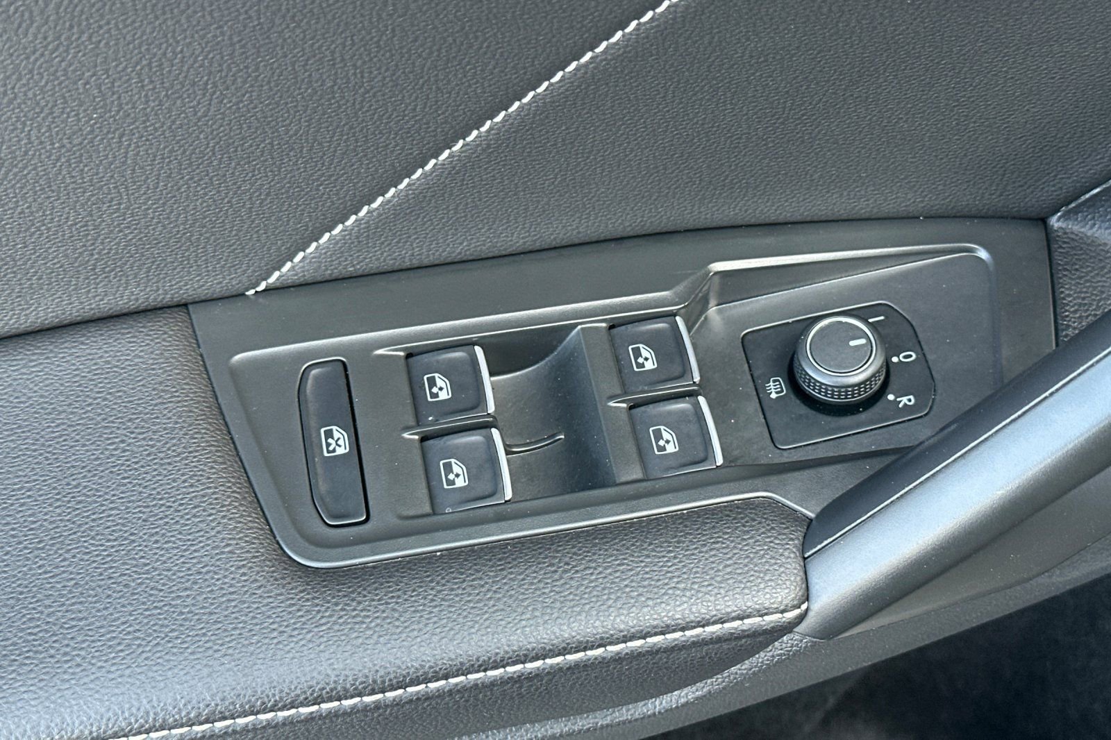 Used 2024 Volkswagen Tiguan SE image 12