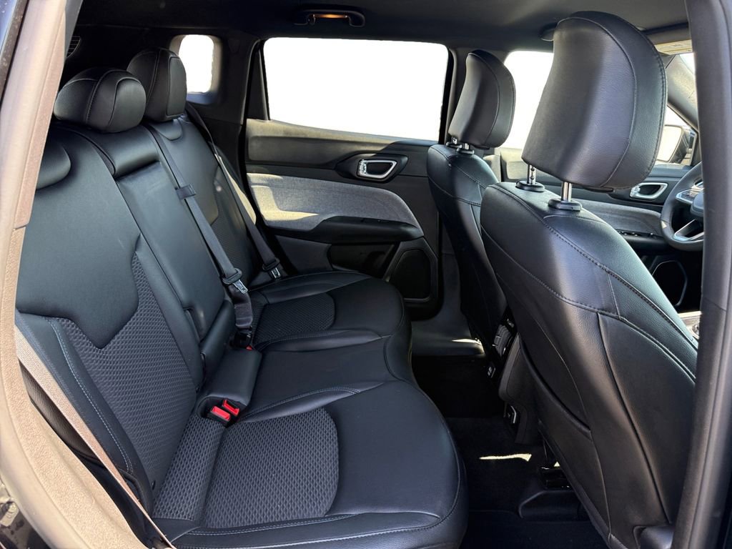Used 2025 Jeep Compass Latitude image 18