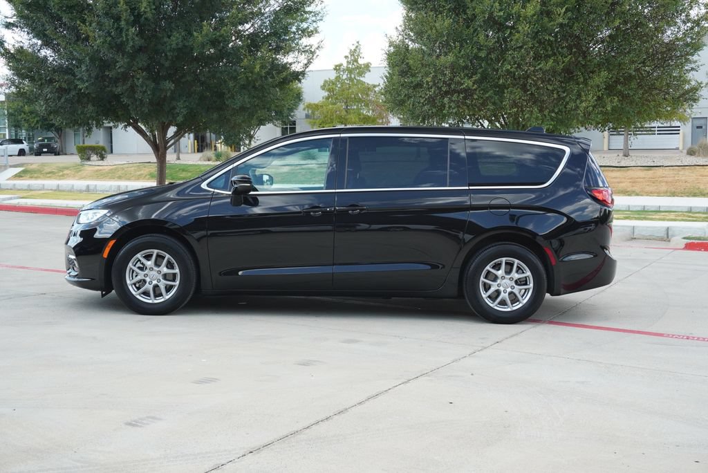 Used 2026 Chrysler Pacifica Select FWD image 2