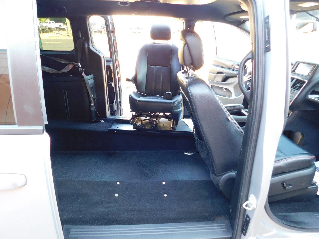 Used 2018 Dodge Grand Caravan GT image 31