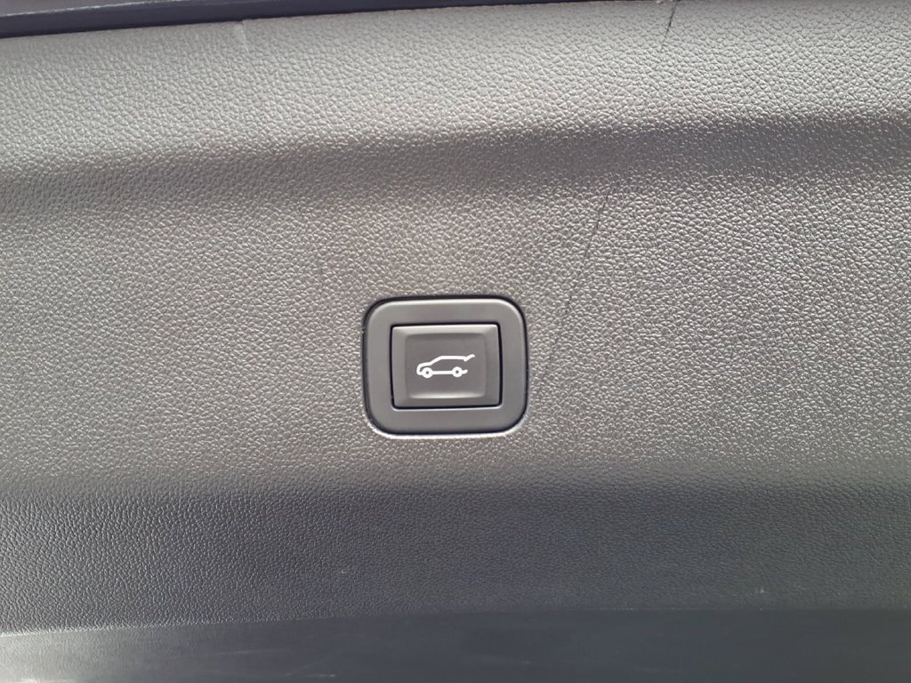 Used 2026 Chevrolet Suburban Premier AWD/4WD image 16