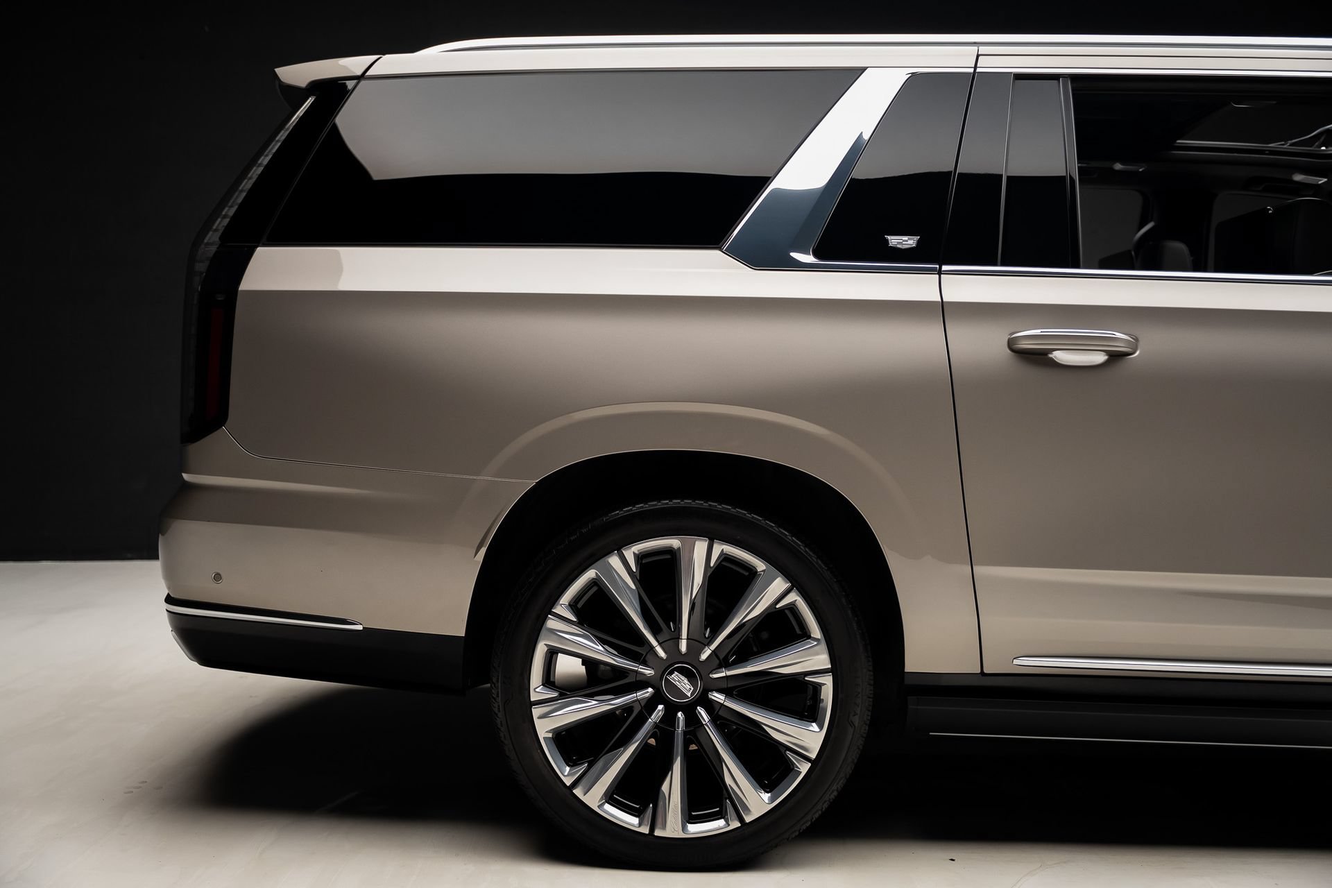 Used 2025 Cadillac Escalade ESV Premium Luxury Platinum AWD/4WD image 37