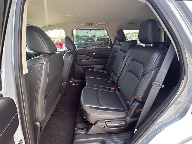 Used 2023 Nissan Pathfinder SL w/ Lighting Package (N92) FWD image 17